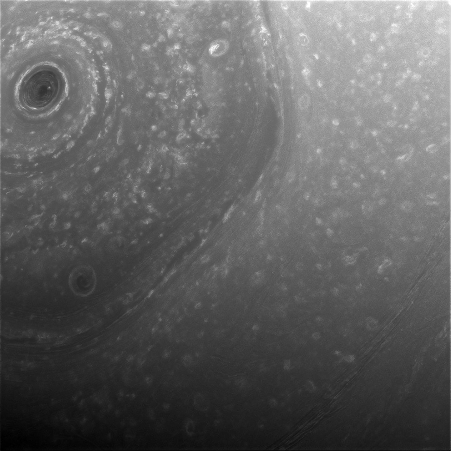 Cassini tehtud foto Saturni põhjapoolkeral asuvatest hiiglaslikest kuusnurksetest ringidest. Pildi tegi Cassini 3. detsembril, mil ta lendas Saturnist mööda umbes 390 000 kilomeetri kauguselt.