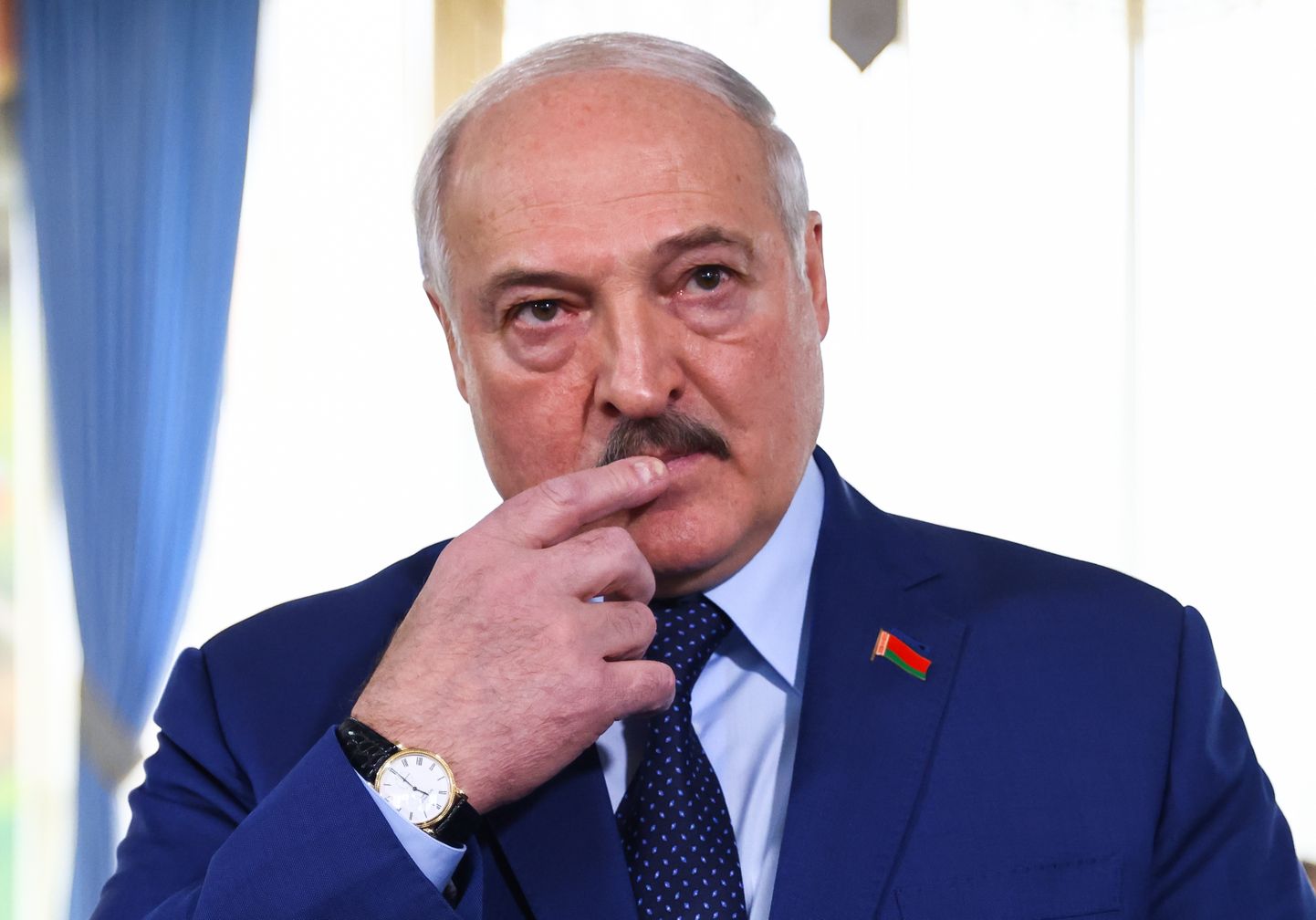 Valgevene presidendi Aljaksandr Lukašenkaga. Detaile vestluse kohta ei ole avaldatud.

Valgevene president Aljaksandr Lukašenka ütles, et valgevenelastest on saanud Ukrainas rünnakute sihtmärgid ja Valgevenet ohustavad terrorirünnakud.