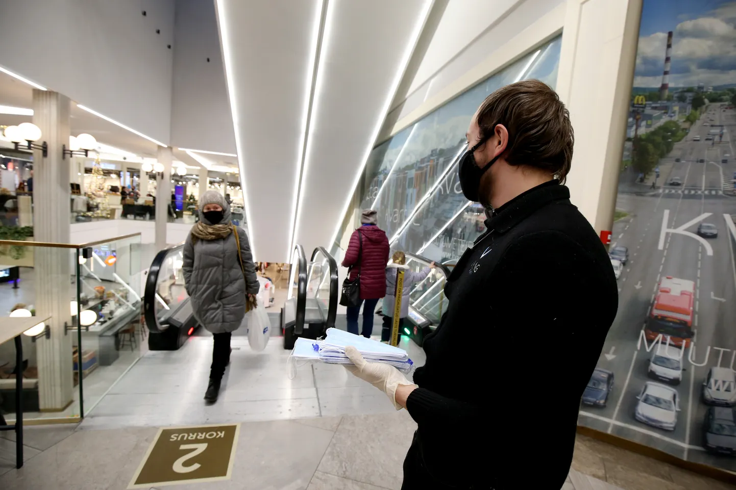 Уже некоторое время количество посетителей в торговых центрах ограничено, а носить маску в публичных помещениях является обязательным.