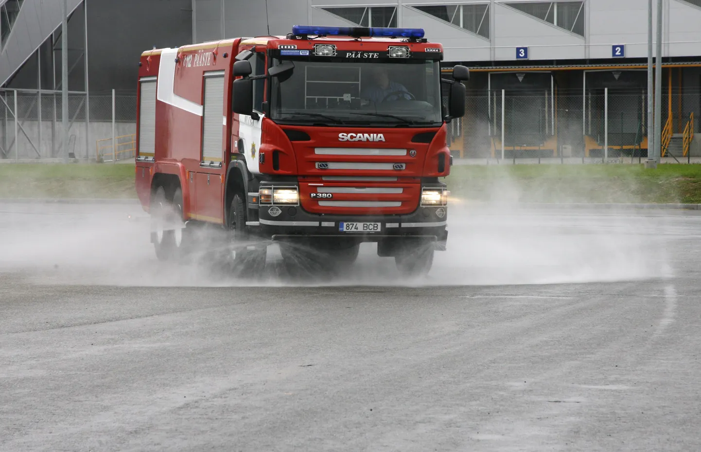 Scania kiirsekkumis-tulekustutusauto.