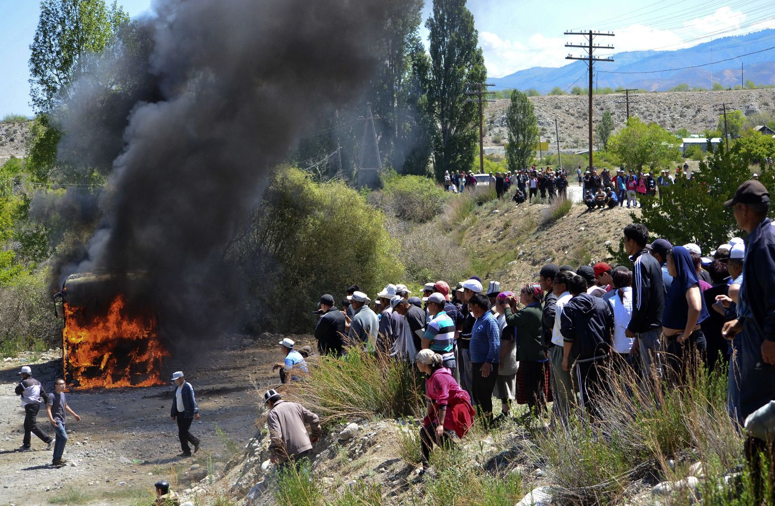 Protestijad põleva auto ümber Kõrgõzstanis Barskooni linna lähedal.