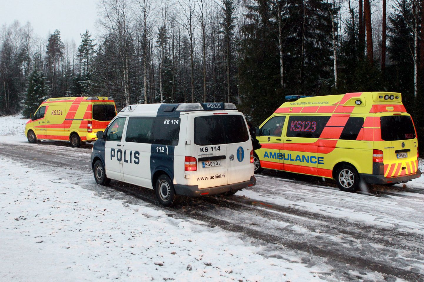 Kaks Soome kiirabiautot ja üks politseiauto.