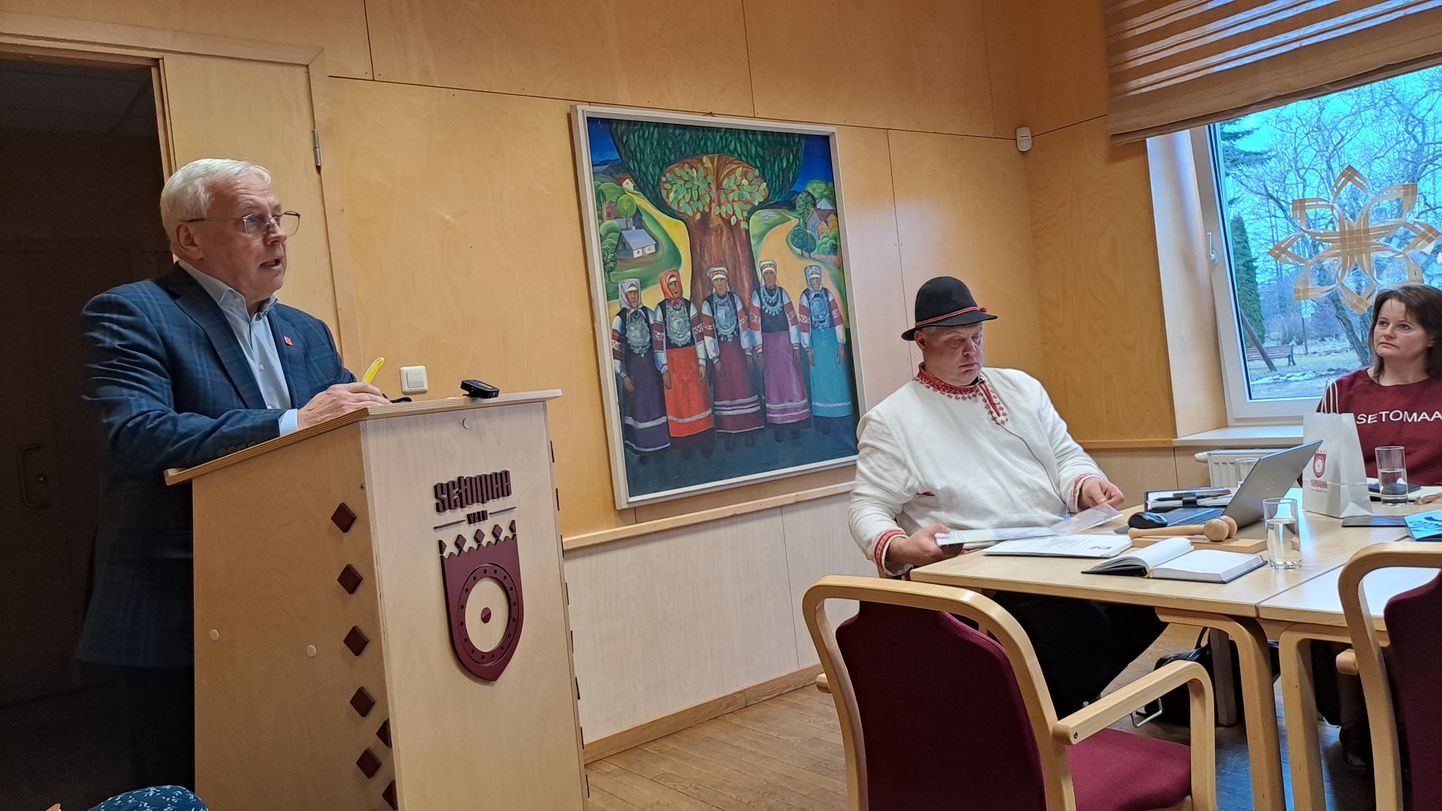 Setomaa volikogu aseesimees Aarne Leima (kõnepuldis) ja esimees Urmas Sarja jäid neljapäeval oma ametisse.