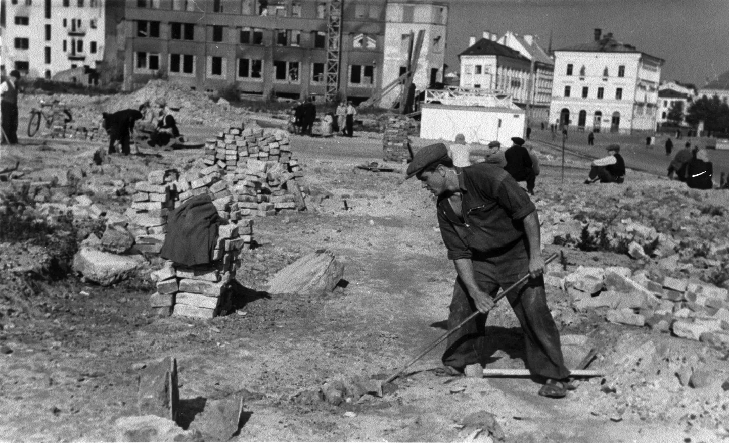 Keskpargi rajamine 1946. Lammutustööd endise tuletõrjemaja kohal, keskel kulgeb veel Kauba tänav. Oktoobri puiesteeks ümber nimetatud Söögituru tänava äärde on juba rajatud valge puidust tribüün, millel kommunistlikud tegelased rongkäike ja paraade vastu võtsid.