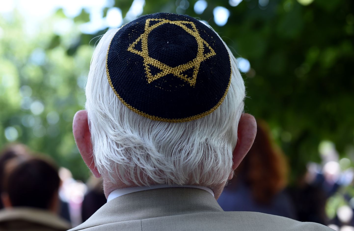 Cilvēki ieradušies uz ebreju tautas genocīda upuru piemiņai veltīto pasākumu pie Holokausta upuru memoriāla Gogoļa ielā.