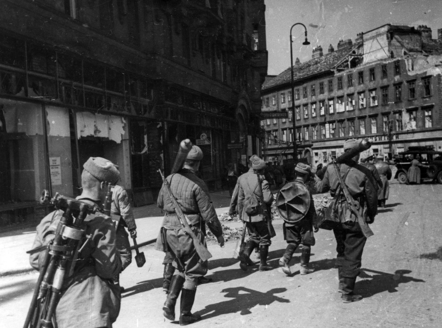 Советские солдаты в Вене в 1945 году.
