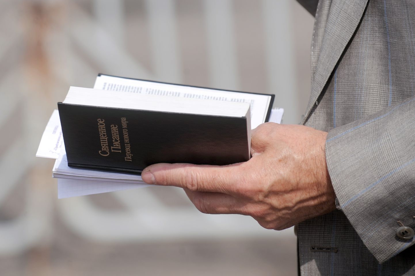 Мужчина с Библией на конгрессе Свидетелей Иеговы
