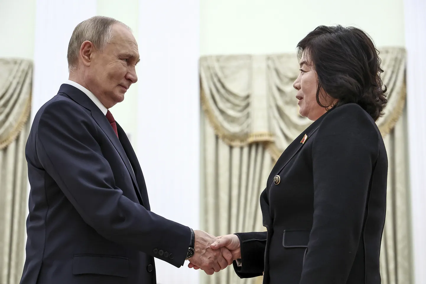 Vene president Vladimir Putin võttis esmaspäeval Kremlis vastu Moskvas visiidil viibiva Põhja-Korea välisministri Choi Son-hui.