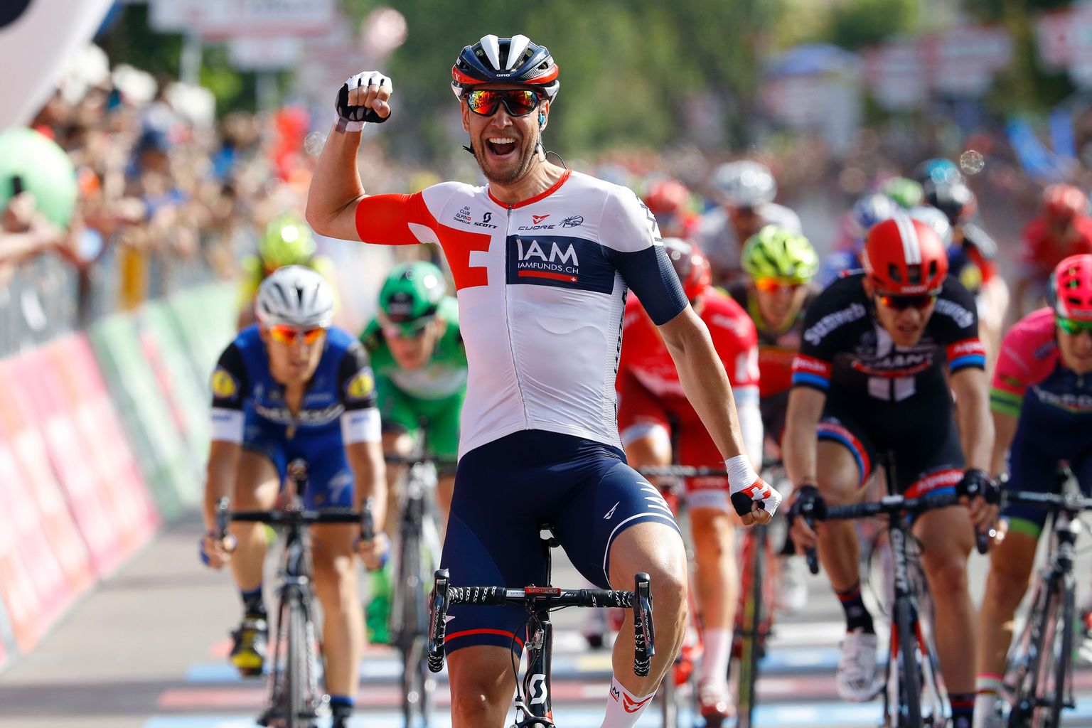 Роджер Клюге побеждает на 17-м этапе велогонки Giro d'Italia.