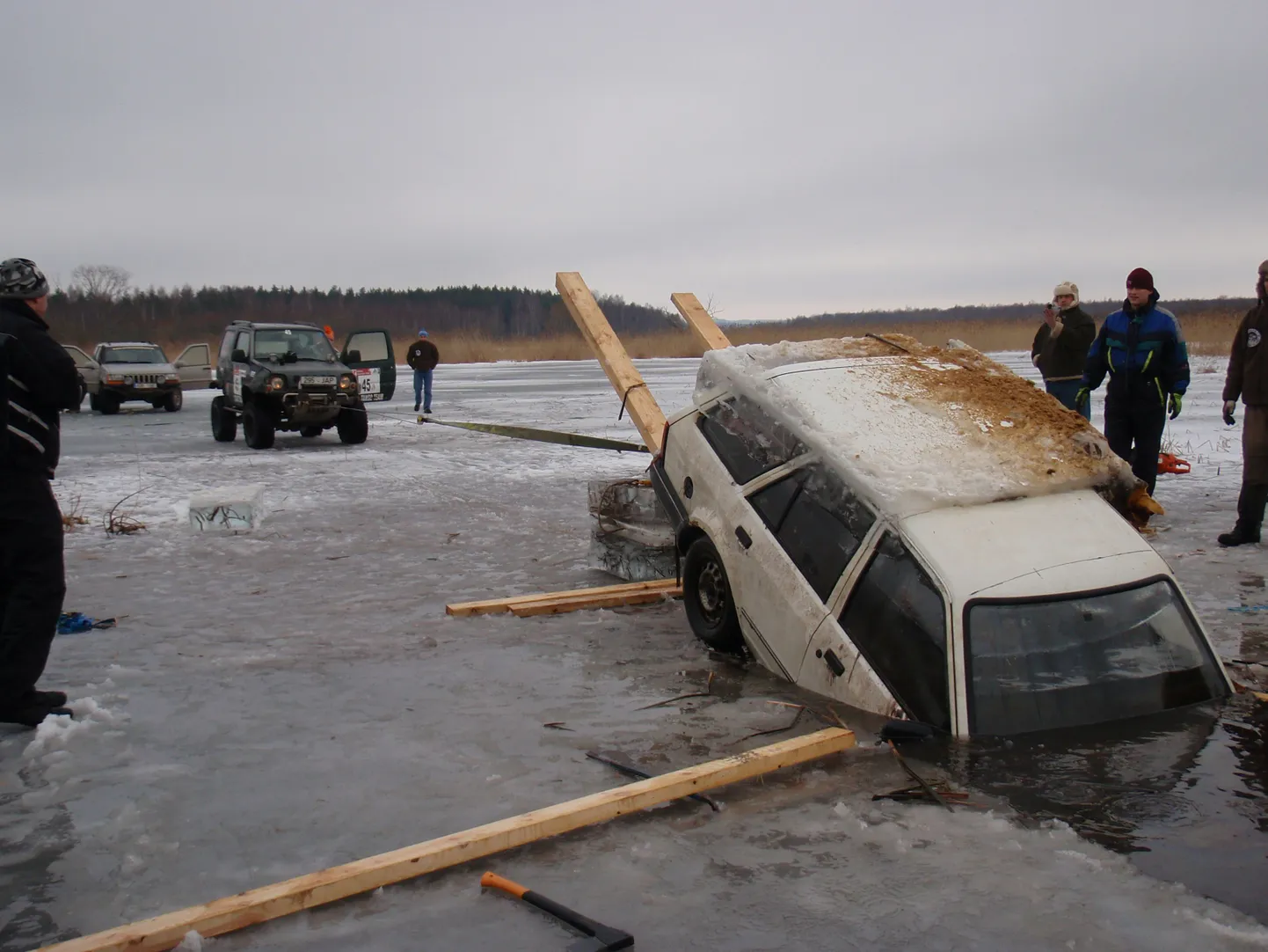 Läbi jää vajunud auto väljatõmbamine Keeri Karijärve looduskaitsealal.