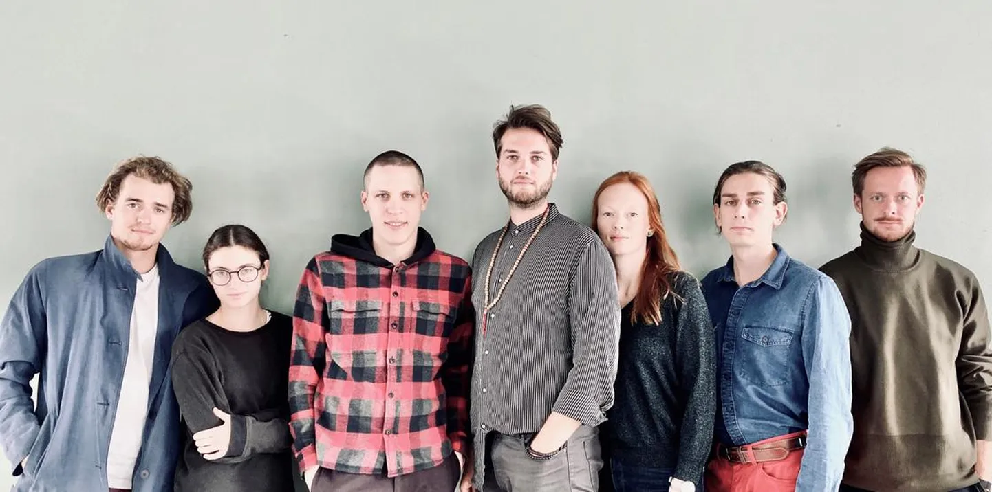 Näitetruppi kuuluvad Oskar Seeman (vasakult), Maarja Johanna Mägi, Ken Rüütel, lavastaja Johan Elm, Lena Barbara Luhse, Kaarel Pogga ja Jaanus Tepomees.