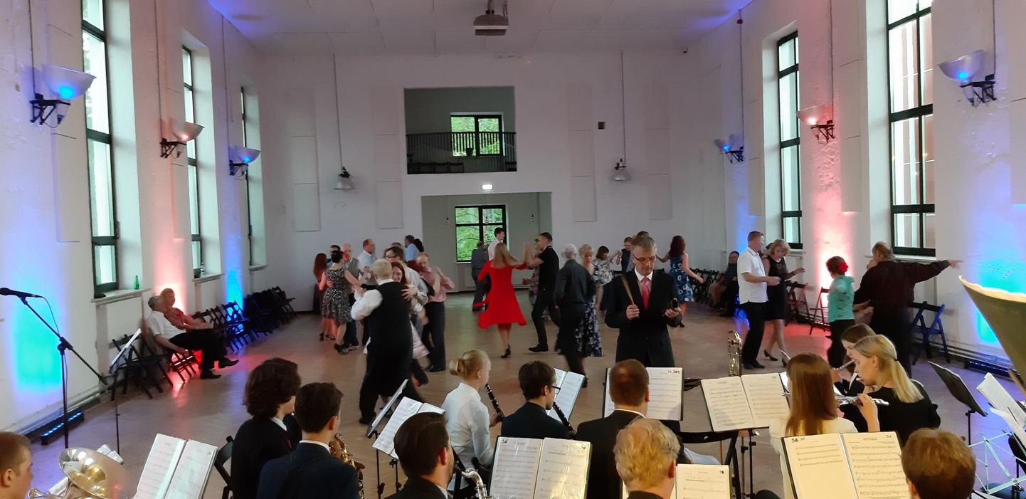 Kammivabriku klubis on kõige sagedamini tantsuks mänginud puhkpilliorkester Tamme, dirigent Gunnar Pettaig (keskel). Selle hooaja viimasel õhtul, 16. aprillil on Tamme seal taas platsis.
