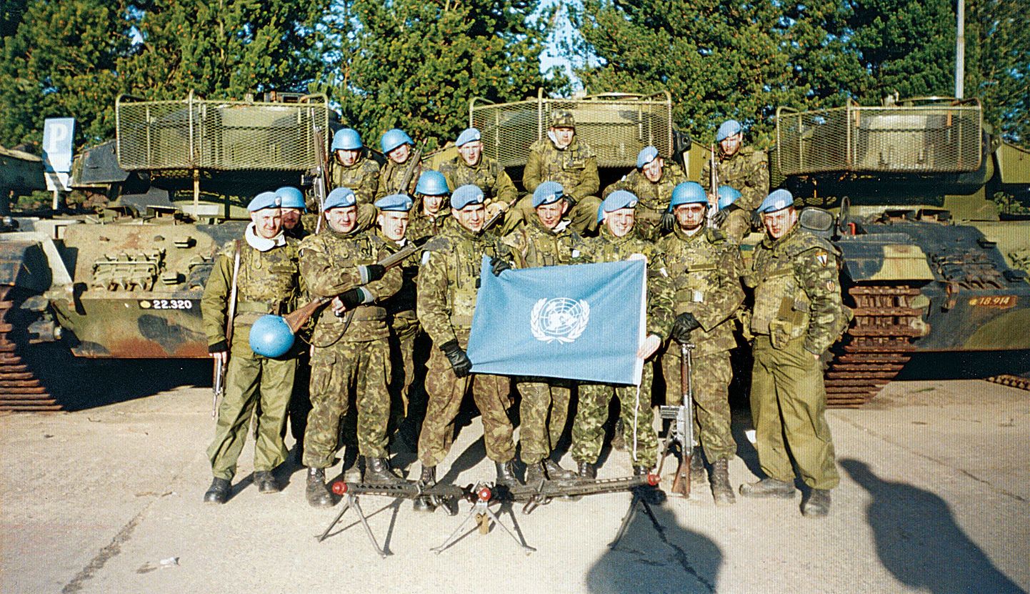 Osa Eesti esimesest välismissioonile saadetud rahuvalverühmast ESTPLA-1 1995. aasta talvel Taanis väljaõppel, mõni nädal enne sõjakoldesse saatmist. Rahuvalvajaks pürginute seltskond oli kirju, koosnedes Nõukogude armee taustaga meestest ja verinoortest ajateenijatest.