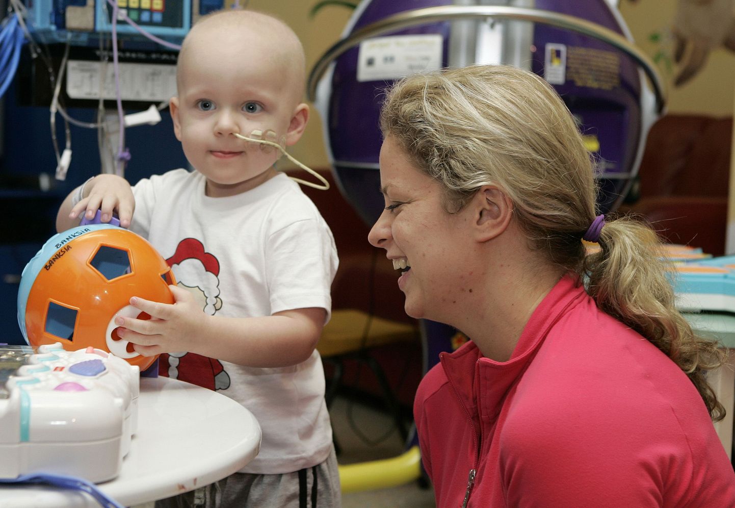 Kim Clijsters külastas Brisbane'i lastehaigla onkoloogiaosakonnas vähihaigeid lapsi.