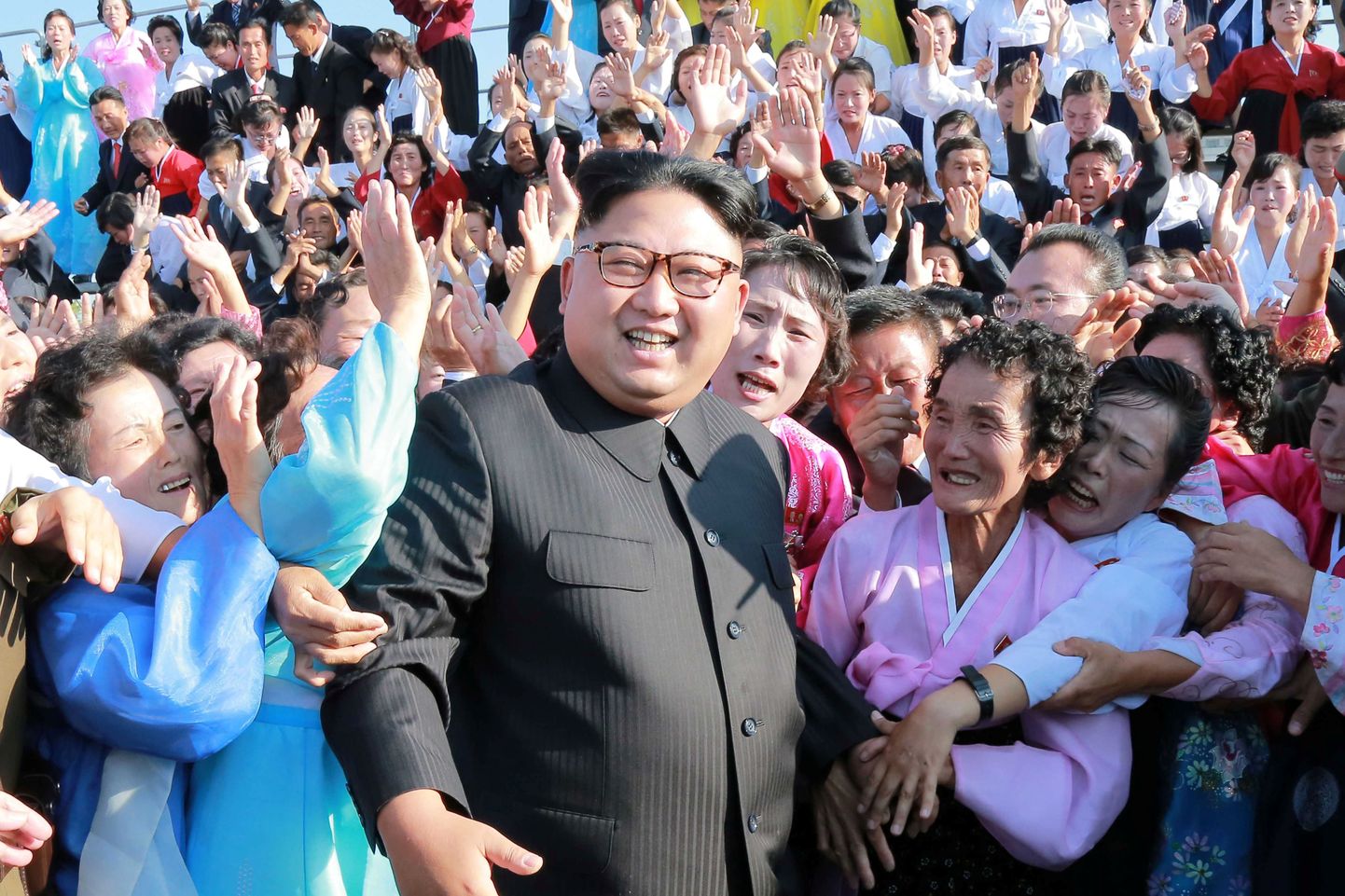 Põhja-Korea uudisteagentuuri KCNA viimati avaldatud foto Kim Jong-unist toetajatega kohtumas.