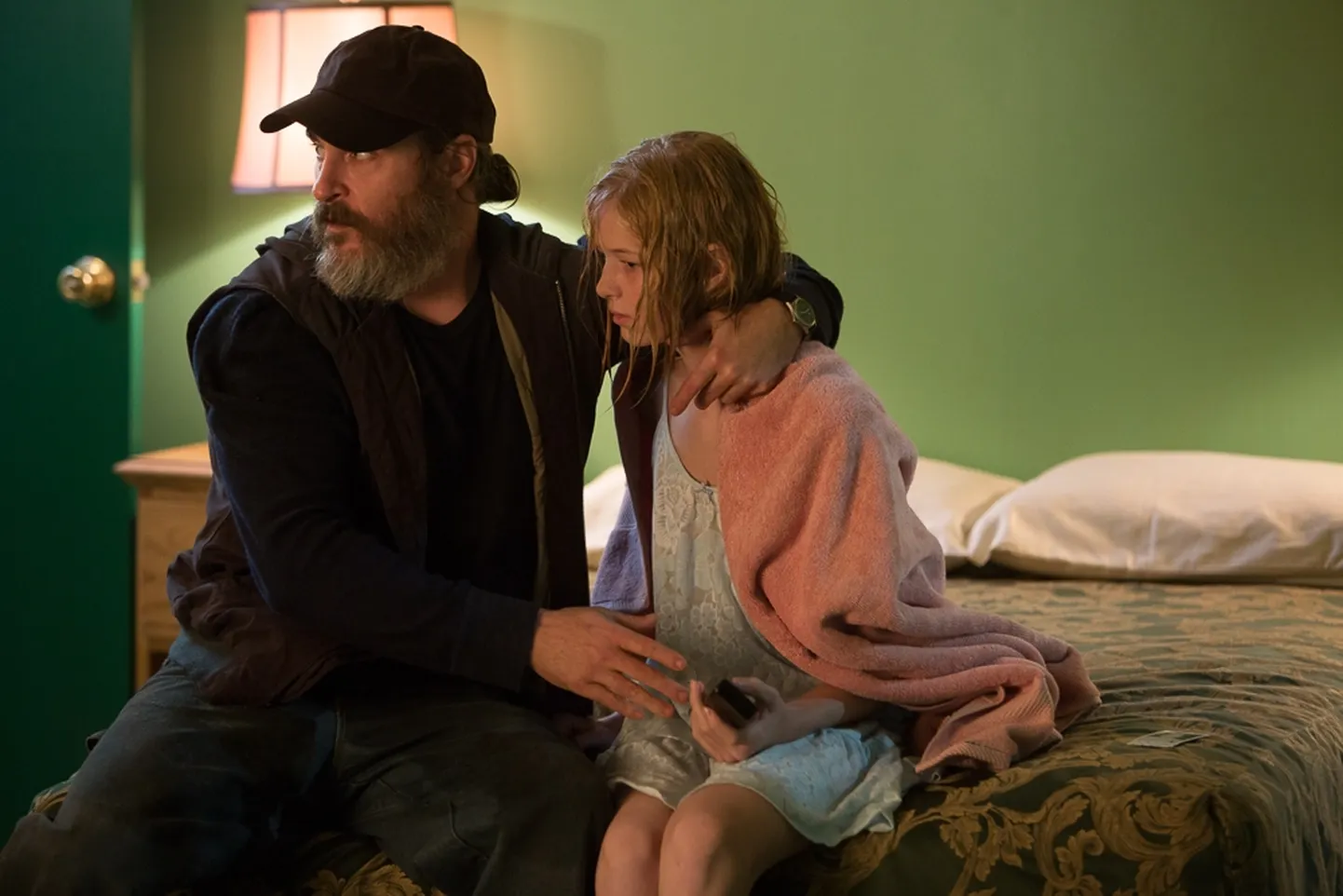 Joaquin Phoenix (vasakul) kehastab filmis «Sind polnud kunagi siin» endist FBI agenti, kes otsib röövitud lapsi.