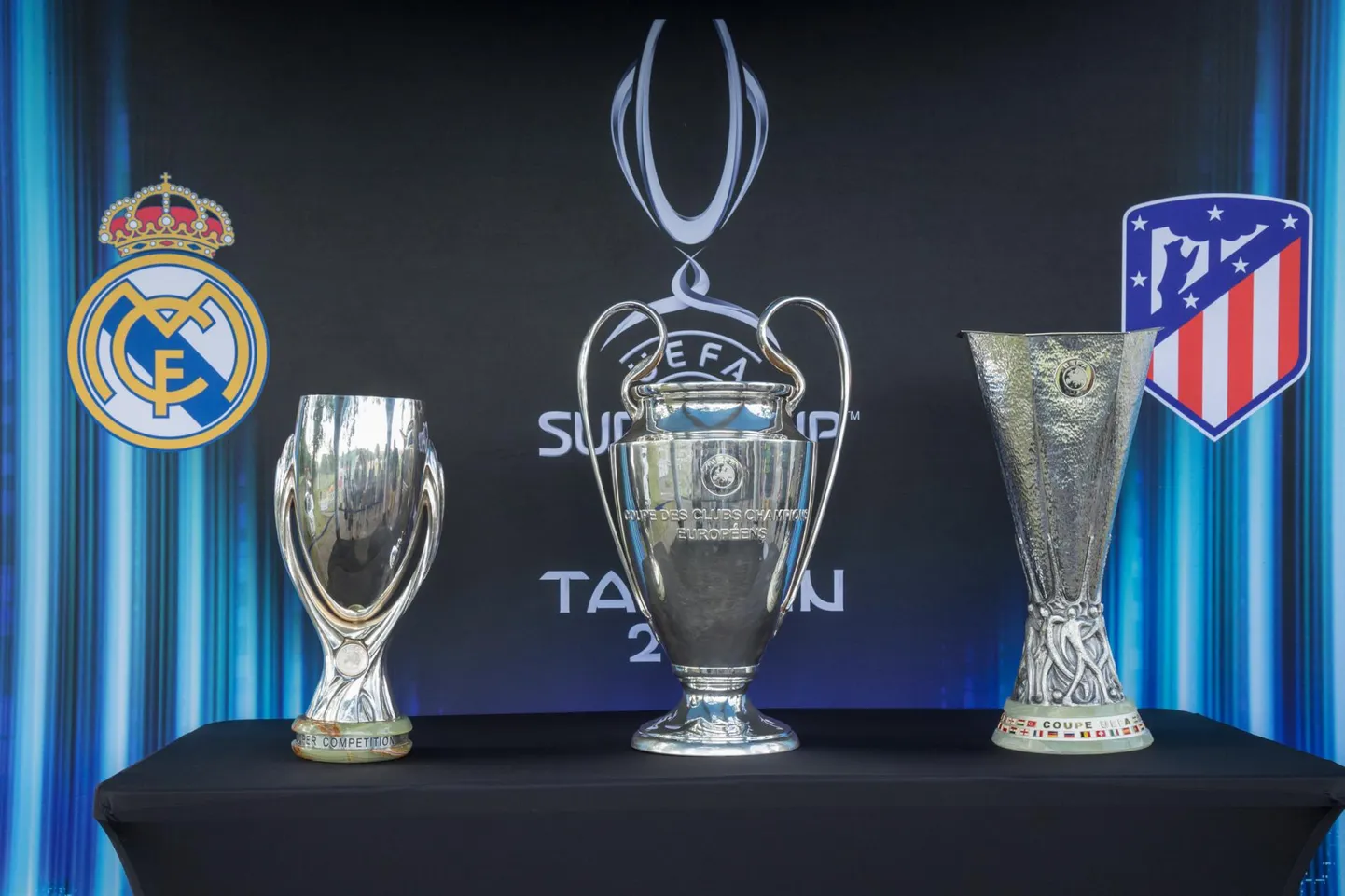 Pühapäeva pärastlõunal saab Pärnu Rannastaadionil UEFA superkarikat, meistrite liiga karikat ja Euroopa liiga karikat oma silmaga uudistada.