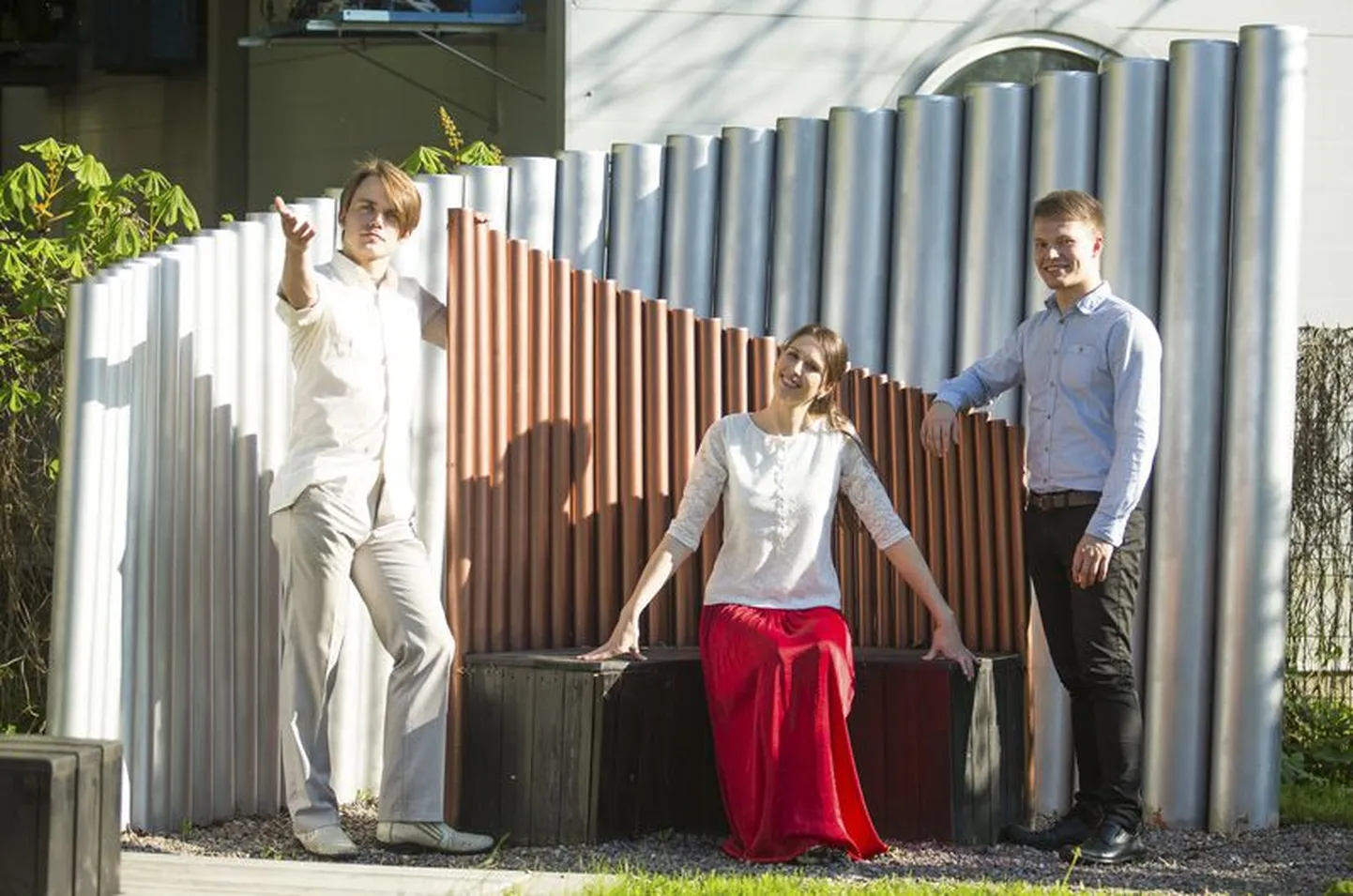 Muusikaaia päikesepaistes valmistuvad Rakvere-kontserdiks Karl Johan Kullerkupp (vasakul), Kristiina Rokashevich ja Mikk Langeproon.