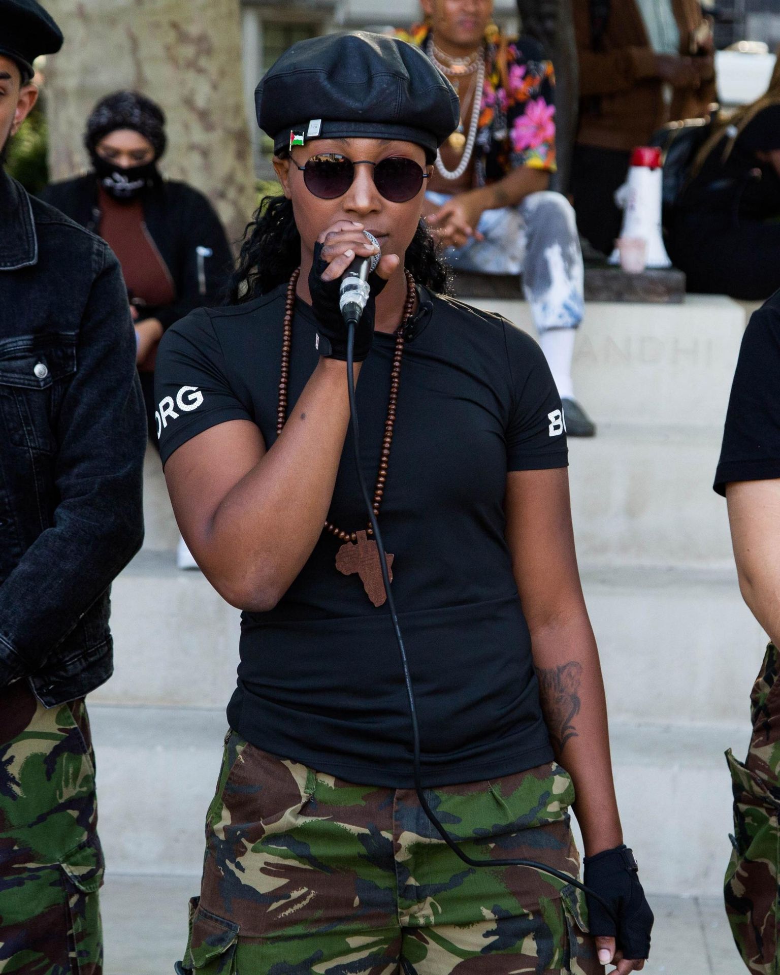 Black Lives Matter&#39;i aktivist Sasha Johnson protesteerib parlamendi ees.
