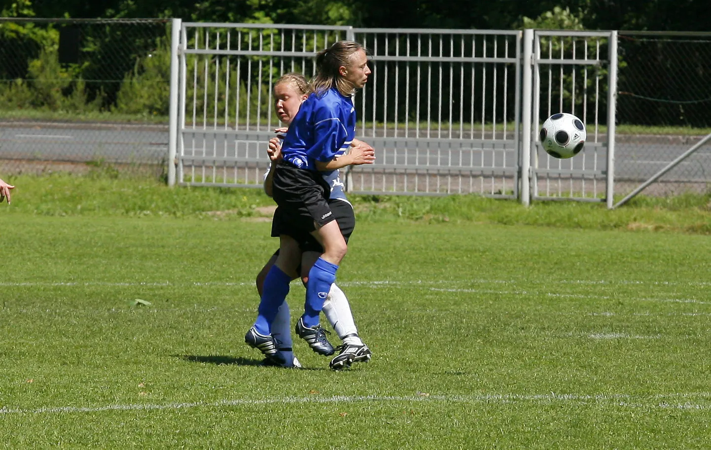 Anastassia Morkovkina (sinises) vedas Pärnu naiskonna võidule. Arhiivifoto.