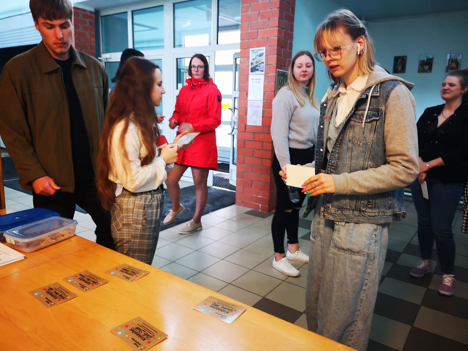 Viljandi vald kinkis Tarvastu gümnaasiumi õpilastele kooli lõpetamise puhul pääsmed Mulgi rahatarkuse õhtule.