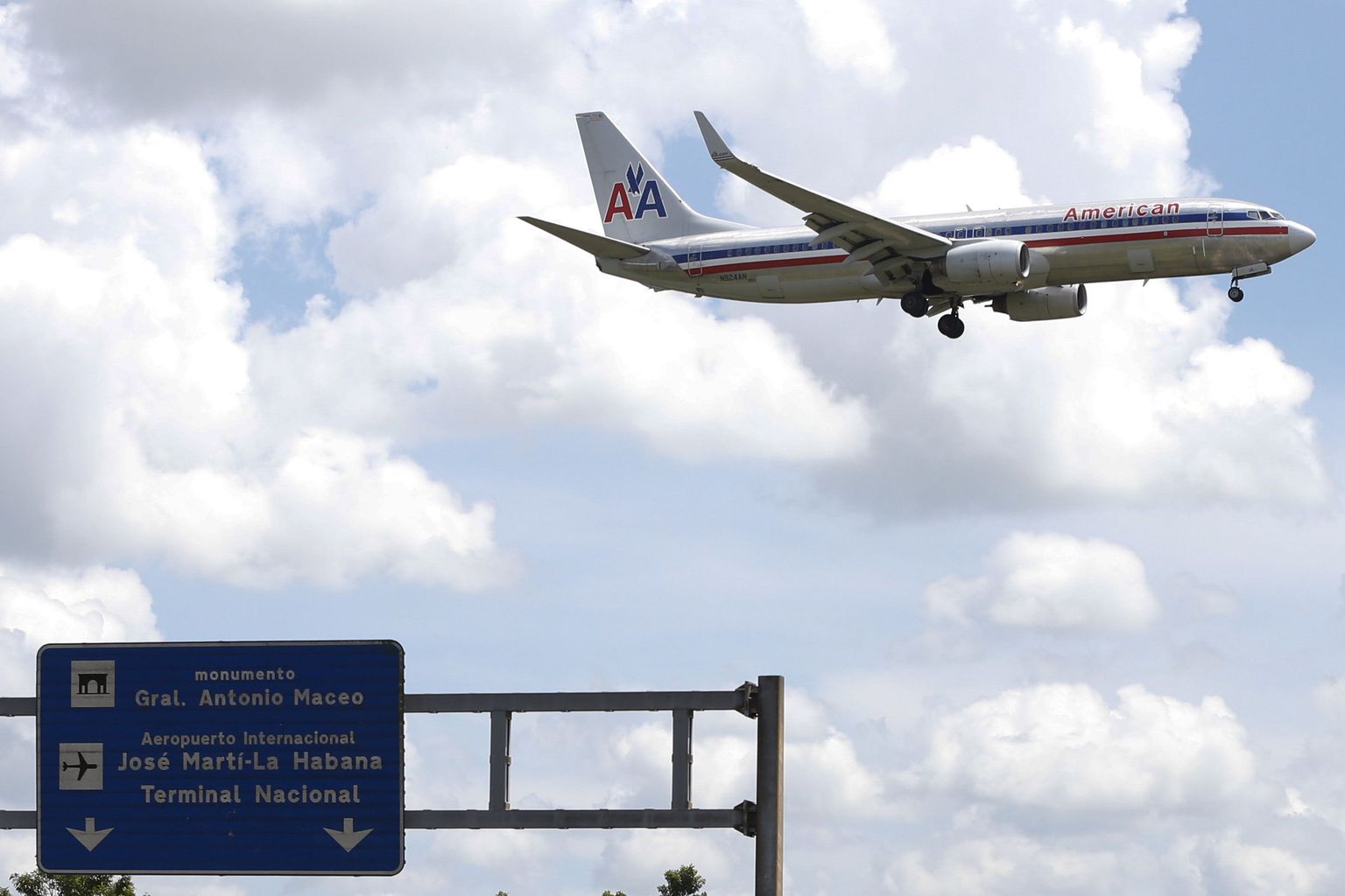 Ettevõtte American Airlines lennuk valmistub Havannas maanduma.