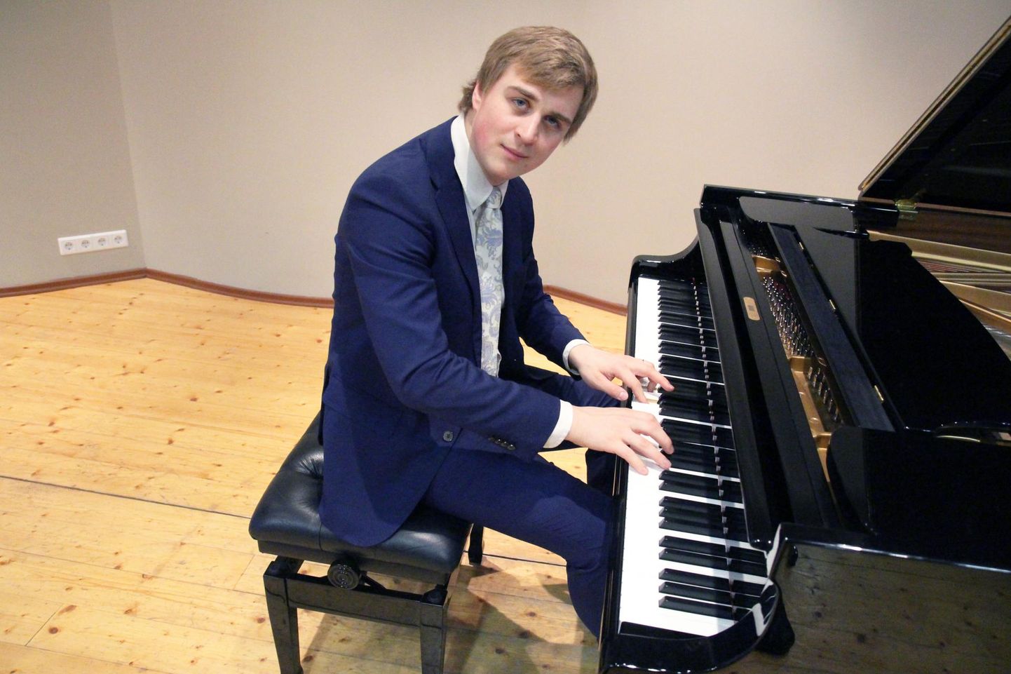 Johan Randvere Võru muusikakoolis hinnalise Steinway klaveri taga