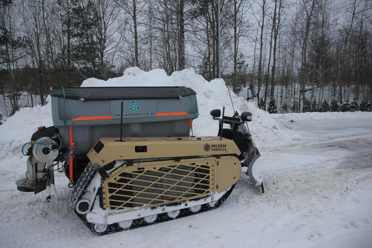 Milrem Roboticsi saha ja puisturiga varustatud iseliikuv tänavapuhastusmasin on umbes sama suur kui ATV, seega mahub see lahedalt hooldama kergliiklusteid.
