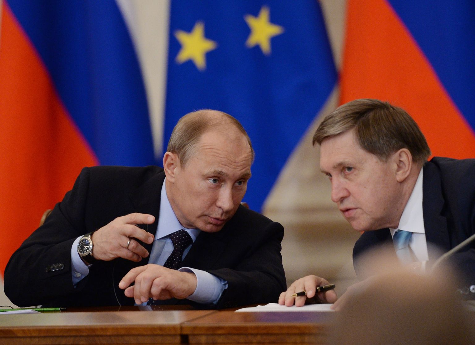 Venemaa president Vladimir Putin (vasakul) koos Juri Ušakoviga. Väidetavalt töötas CIA heaks luuranud Oleg Smolenkov varasemalt suursaadik Ušakovi alluvuses Washingtonis ning järgnes talle ka Moskvasse.