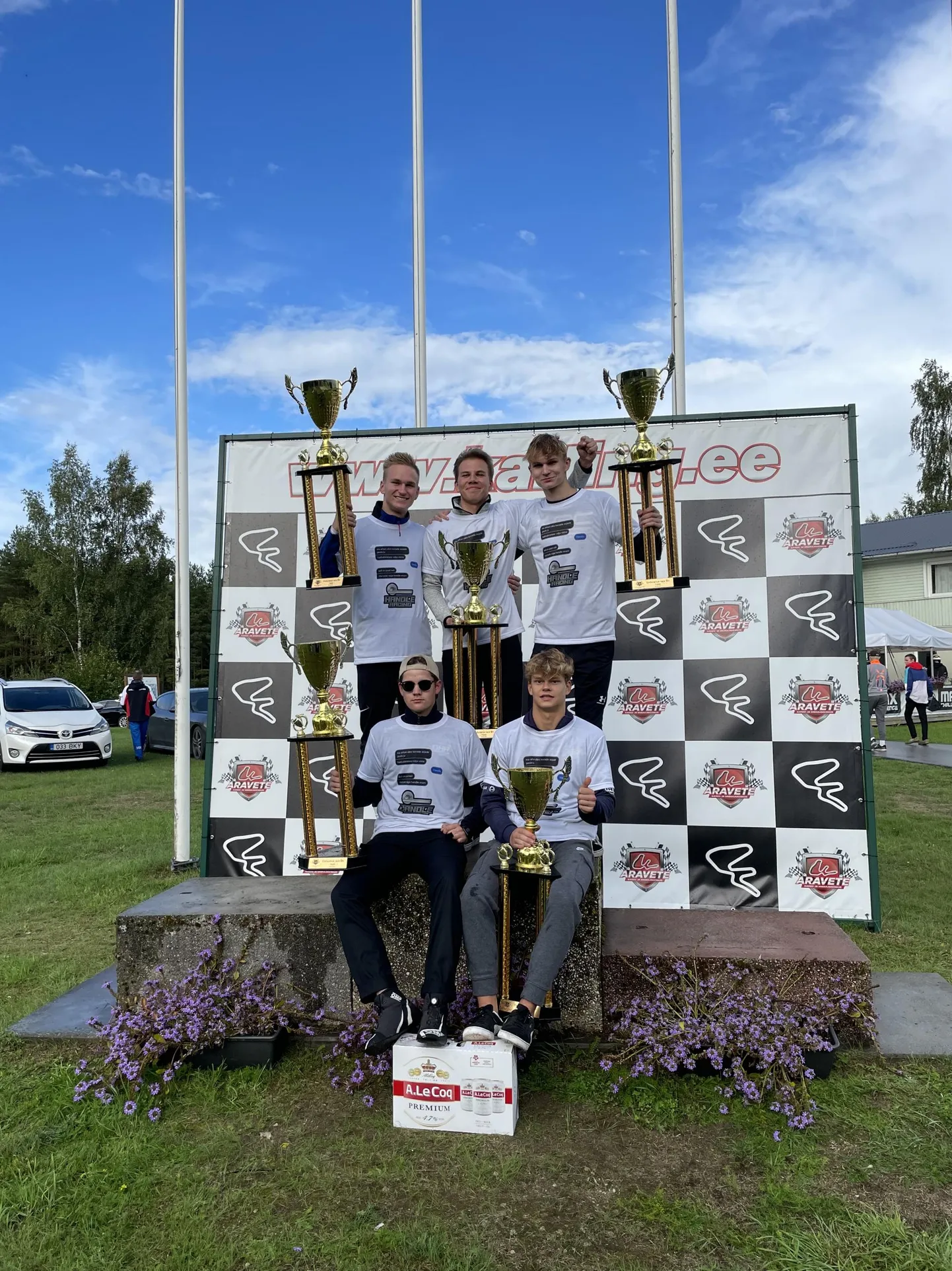Martin Leotoots (taga vasakult), Mattias Vahtel, Karl-Markus Sei, Georg Kõss (ees vasakult) ja Paul Aron võitsid Aravete kardirajal hobikartide kaheksa tunni pikkuse kestussõidu.