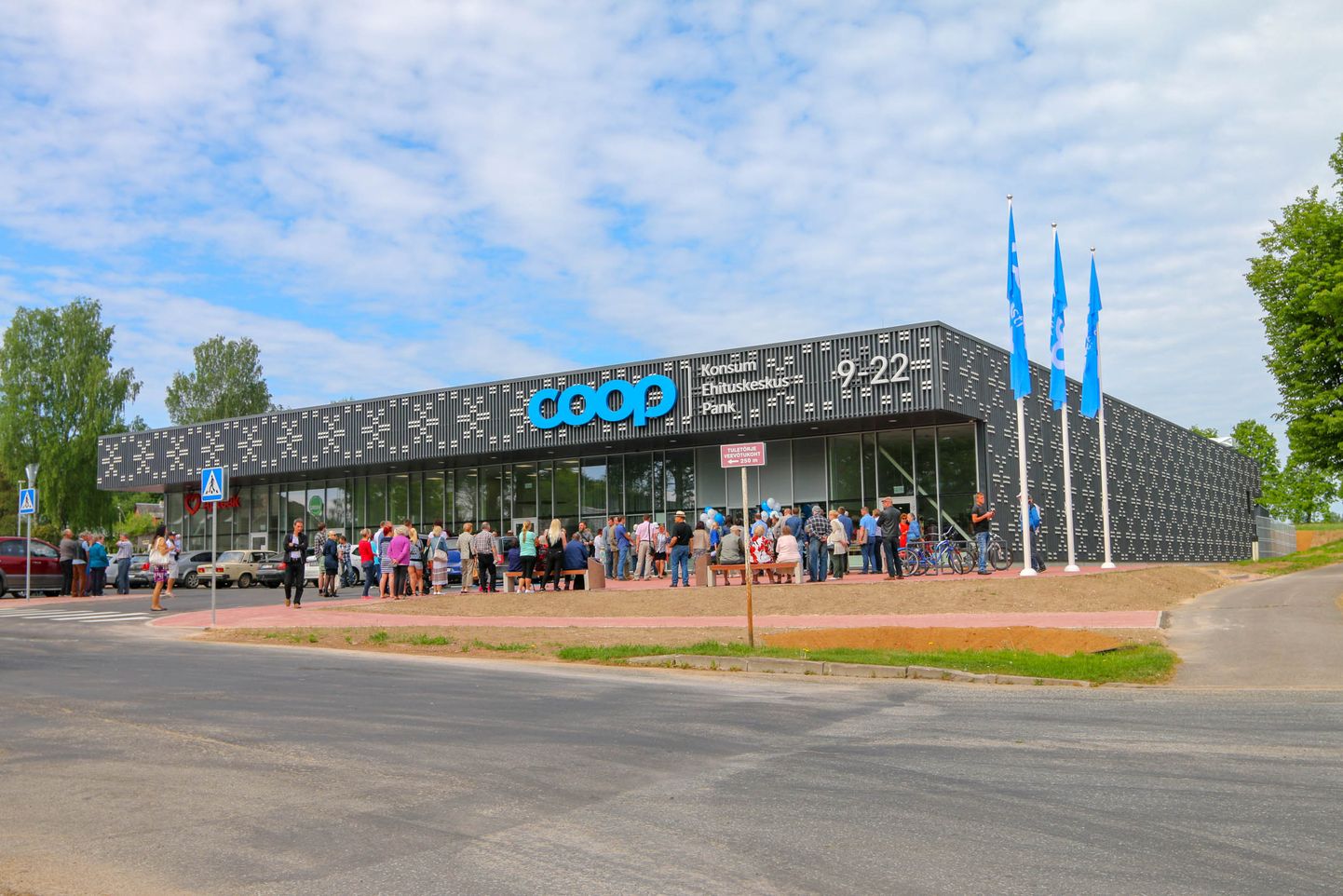 Alates 7. maist saab SEB sularaha väljamakseautomaadi uueks asukohaks Tõrvas olema Tikste Konsum aadressil Viljandi mnt 28.
