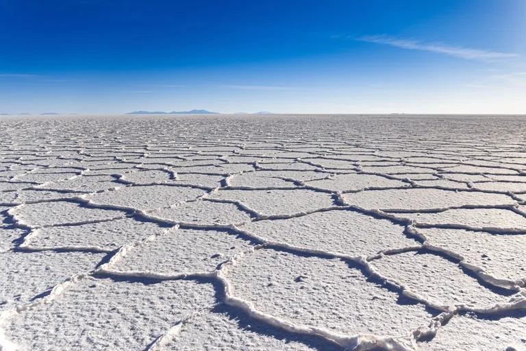 Salar de Uyuni soolaväli ilma veeta.