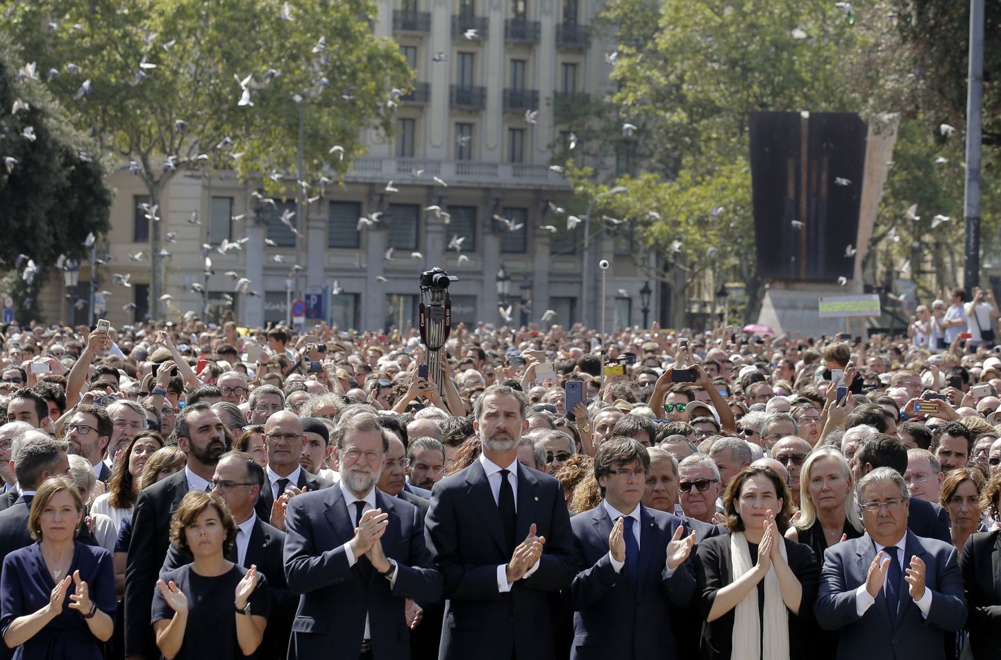 Eilne mälestusüritus Barcelona Plaça de Catalunya peaväljakul, kus ohvreid mälestati minutilise leinaseisakuga.