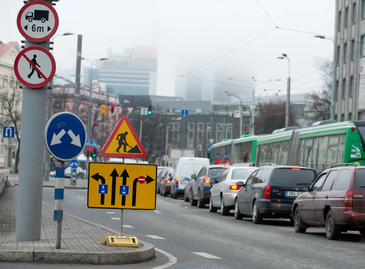Kesklinna liiklust ei takista ainult teetööd, vaid ka kaubaautod, mille maht peaks sügisest veerandi võrra vähenema.
