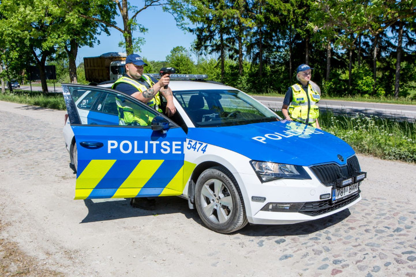 Saaremaa politseinikud Venno Tamjärv ja Helena Hüüdma olid uue autoga juba patrullis.
