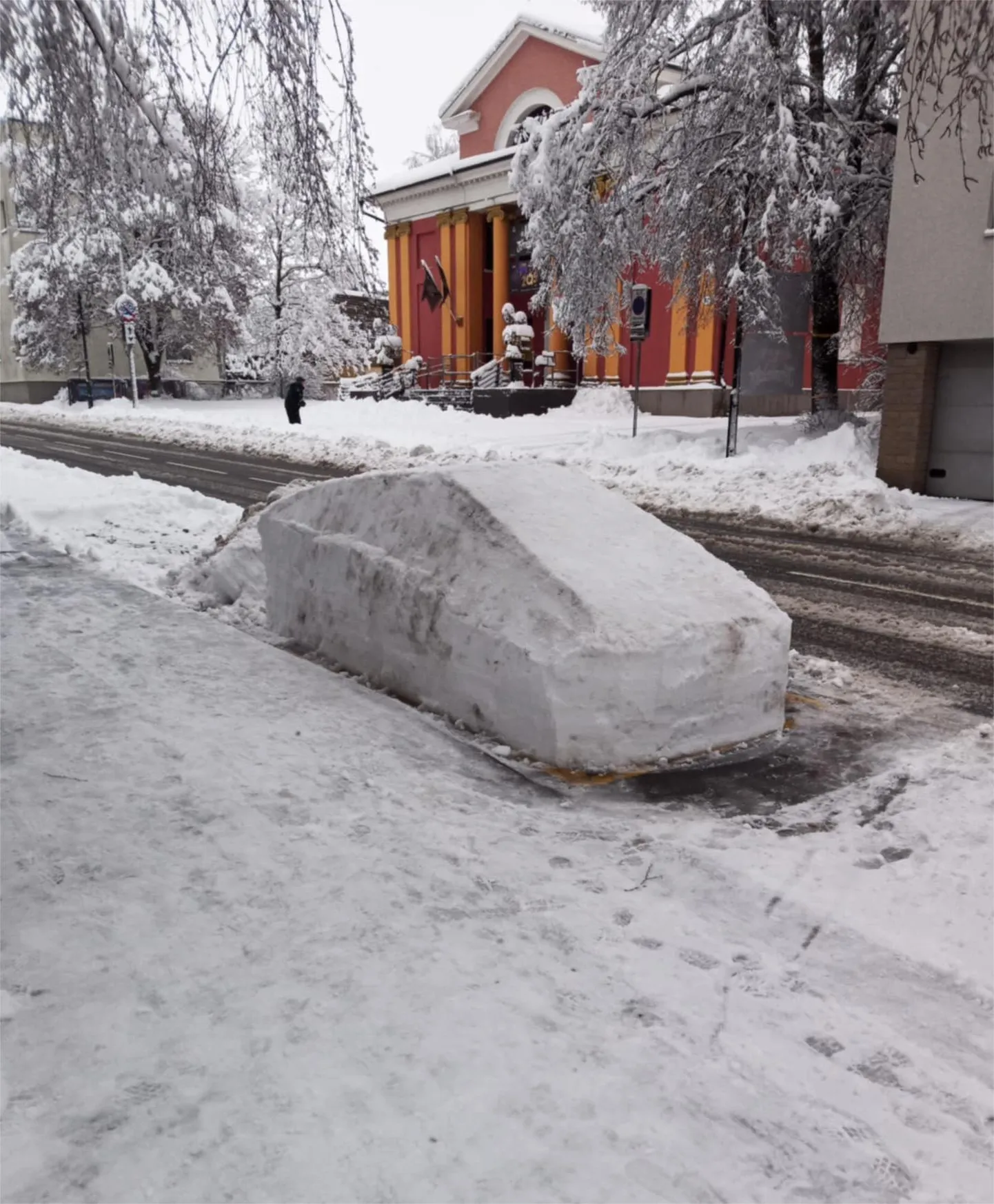 Автомобиль, сделанный из сугроба.