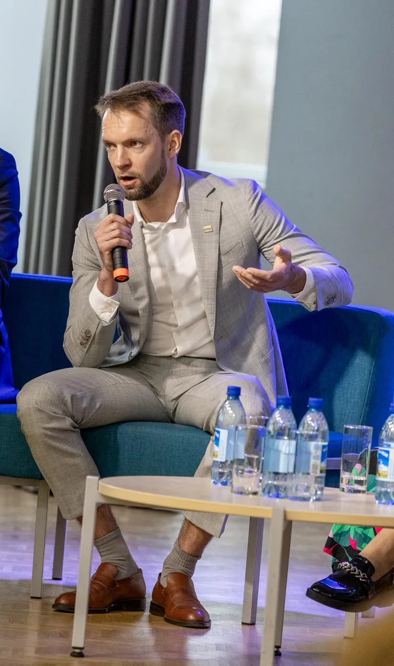 Praegu Pärnu uue silla ehitust juhtiv Robert Sinikas õppis Koidula gümnaasiumis keemia ja bioloogia klassis, aga valis elukutseks hoopis inseneeria.