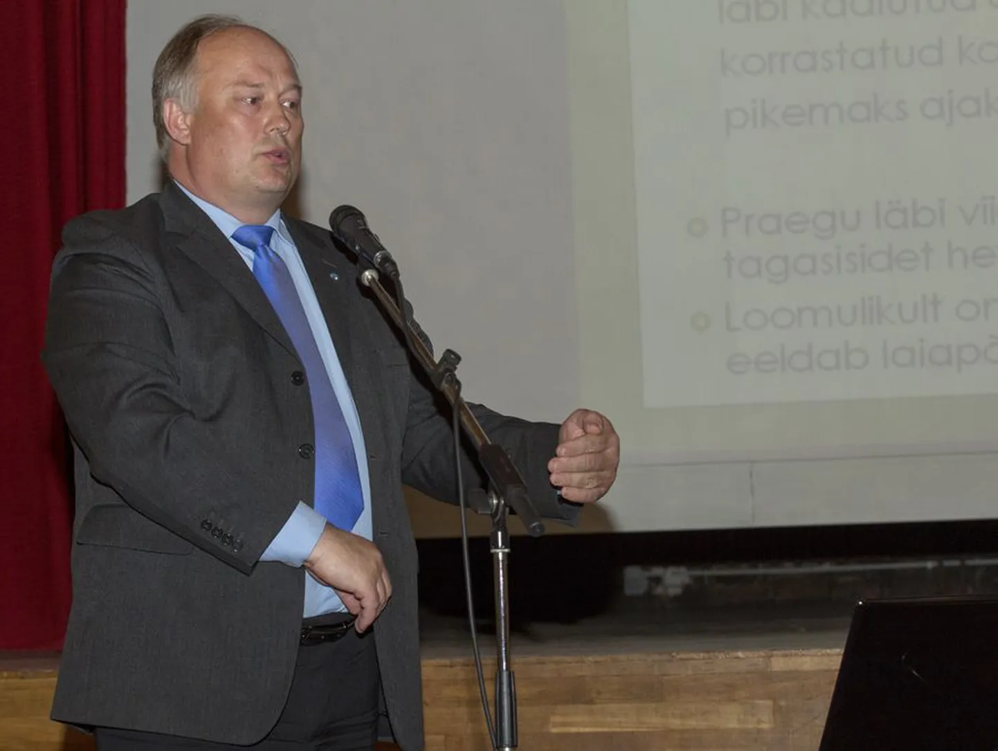 Suure-Jaani vallavanem Tõnu Aavasalu näitas Vastemõisa rahvakoosolekul laste kahanevaid arve.