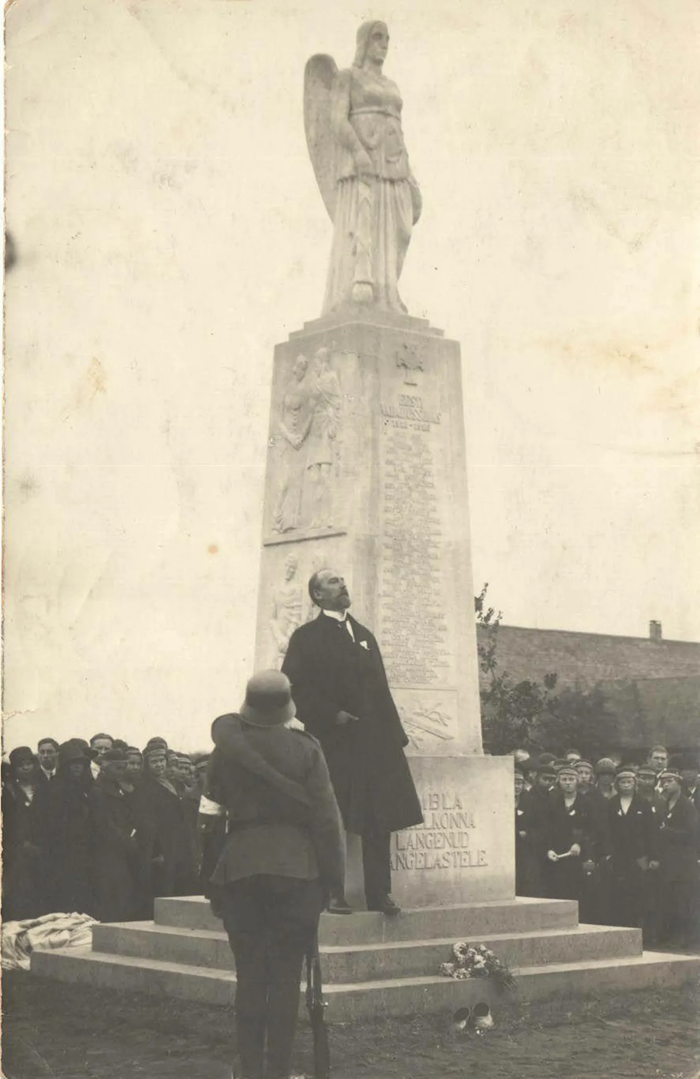 27. septembril 1925 avati Ambla uuel kalmistul mälestussammas esimeses maailmasõjas ja Vabadussõjas langenud Ambla kihelkonnast pärit sangaritele. Samba avamisel pidas peokõne riigikogu esimees Jaan Tõnisson.