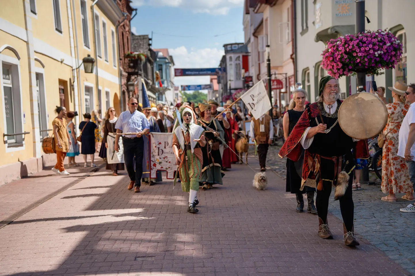 Pärnu hansapäevad algavad rongkäiguga Rüütli tänaval.