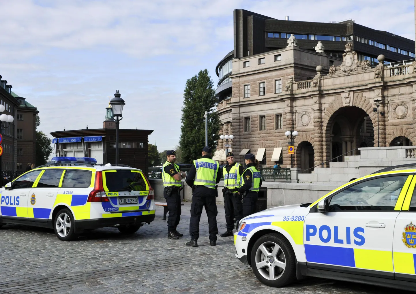 Rootsi politseinikud parlamendihoone ees.