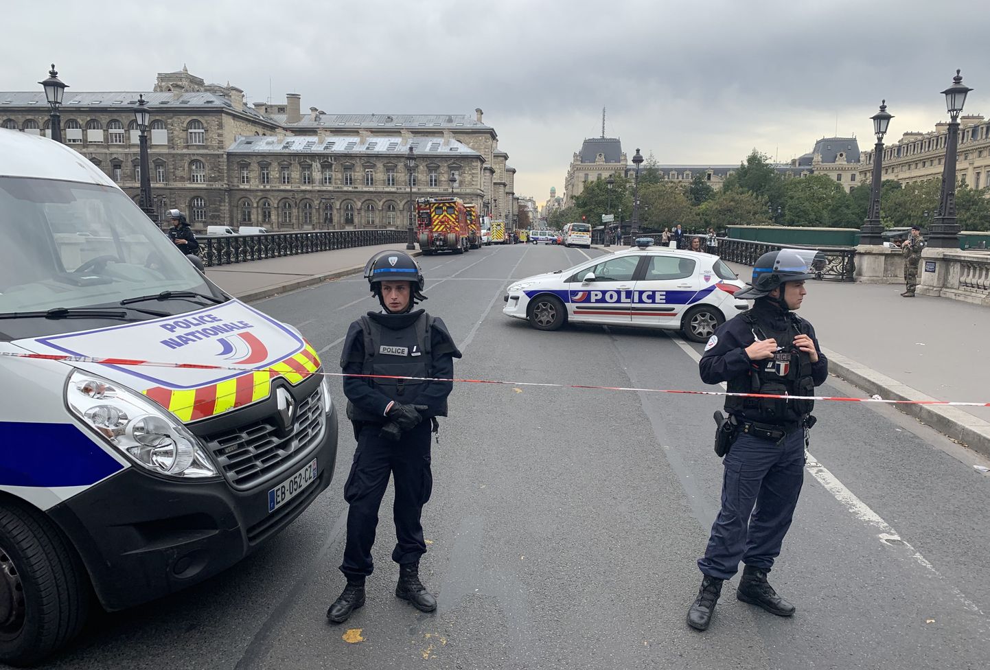 Pariisi politseinikud sulgesid eile rünnakupaiga île de la Cité`l.