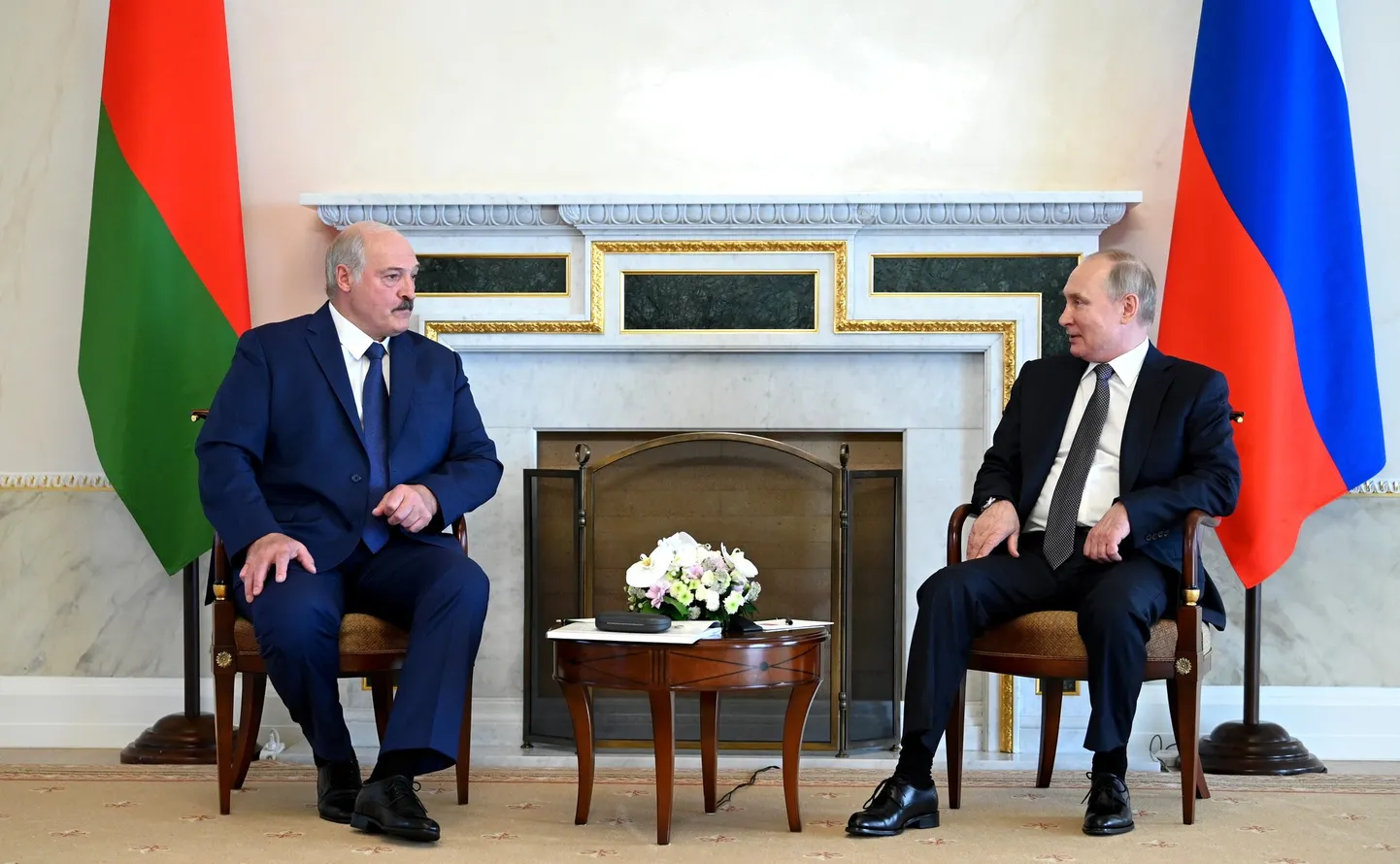 Официально на переговорах президентов Беларуси и России, которые в последнее время происходят все чаще, вопросы политзаключенных россиян не поднимались.