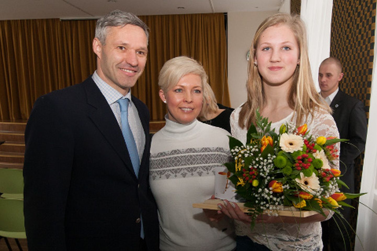 Nii Erki Nool kui Evelin Ilves tunnustasid eile Reena Kolli, kellest on juba 16aastaselt saanud Eesti rekordiomanik teivashüppes.