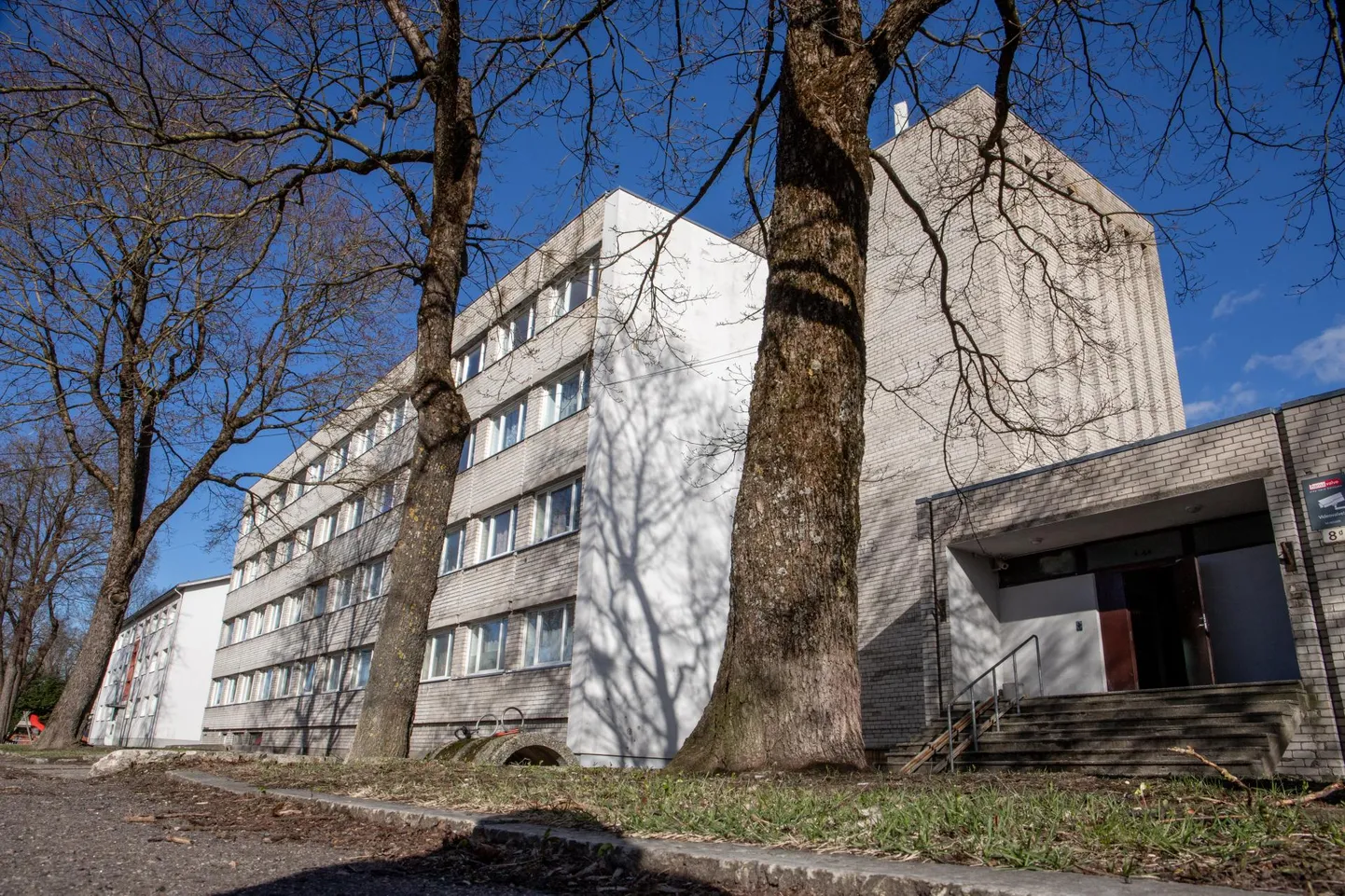 Viiekorruseline 51 korteriga ühiselamu on ehitatud 1970. aastate keskpaigas.