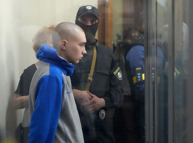 Vene seersant Vadim Šišimarin 13. mail 2022 Ukraina Kiievi kriminaalkohtus. Ta on esimene Vene sõdur, kes tsiviilisiku tapmise eest Ukrainas kohtu alla anti
