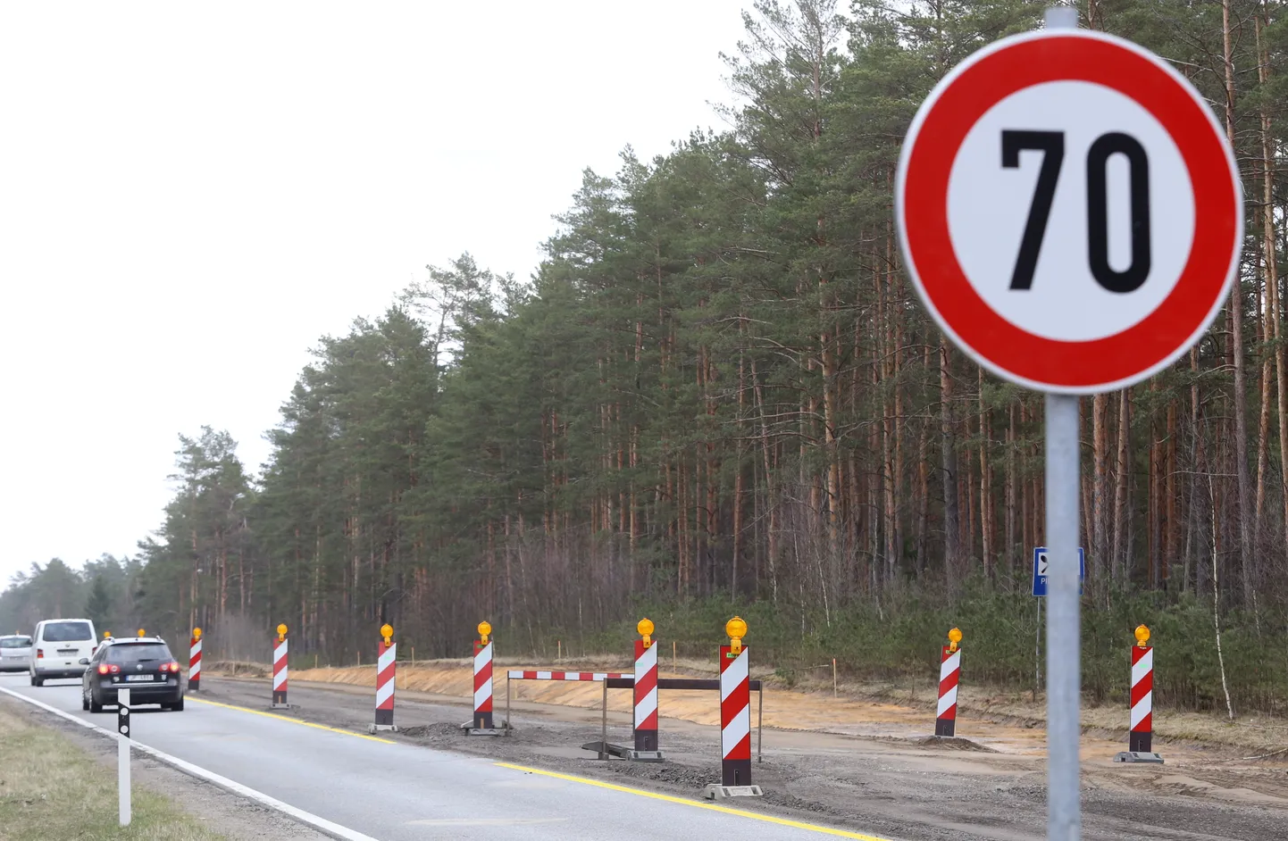 Satiksmes ierobežojumi pārbūves darbu laikā Vidzemes šosejas posmā pie "Sēnītes".