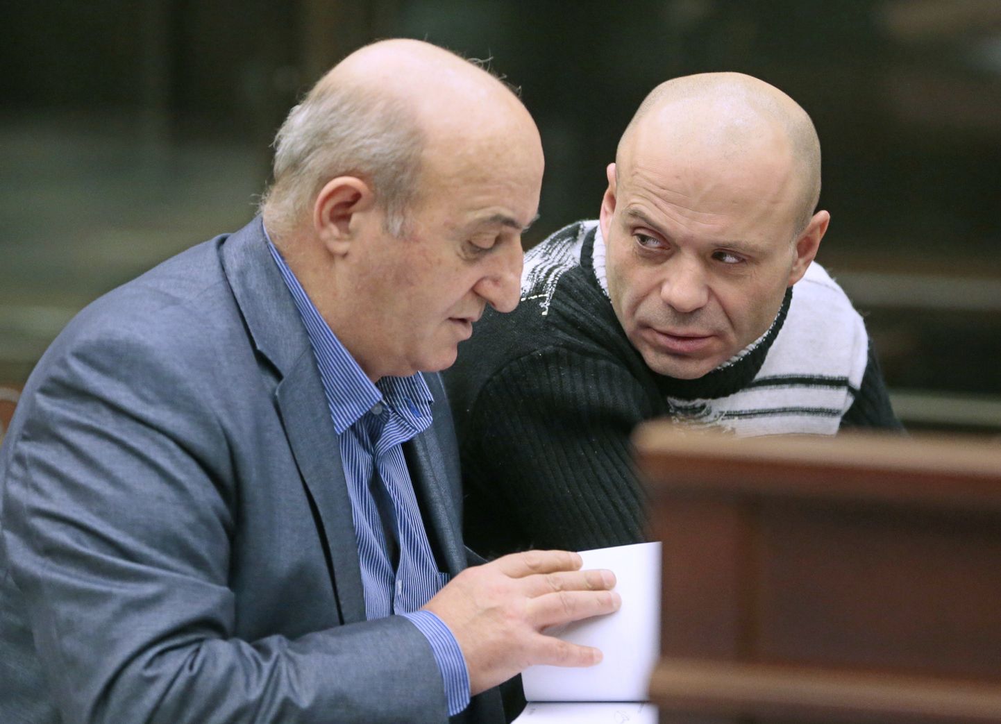 Dmitri Pavljutšenkov (paremal) koos oma advokaadiga kohtus.