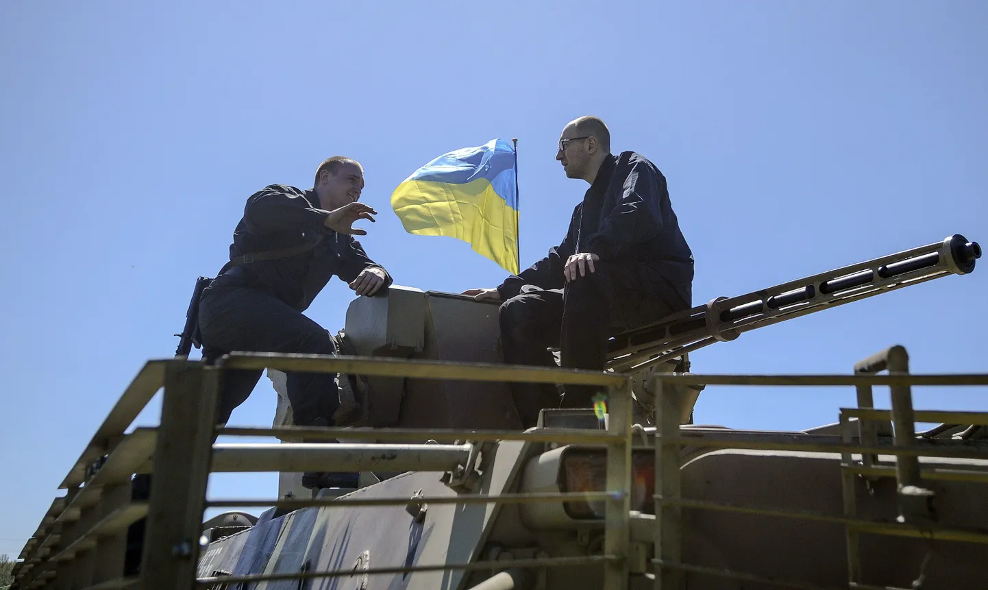 Ukraina vahevalitsuse peaminister Arseni Jatsenjuk (paremal) soomuki otsas.