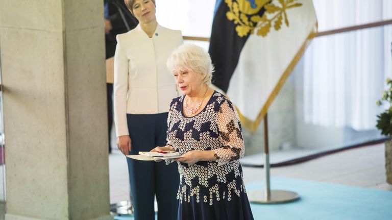 “Rõõmsameelsust Eestile ja kultuuriemotsioone meile kõigile!” ütles Ello Odraks ordenit vastu võttes.